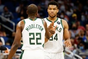 字母哥:米德尔顿被交易后感觉很诡异 此前每场比赛他都在我身边 字母哥:米德尔顿被交易后感觉很诡异 此前每场比赛他都在我身边