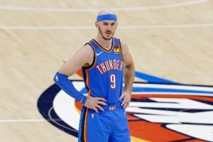 卡鲁索:被队友叫叔叔很诡异 我只是平均年纪&联盟最老有40岁呢 卡鲁索:被队友叫叔叔很诡异 我只是平均年纪&联盟最老有40岁呢