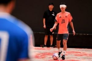 拜仁世界队与上海盲人足球队展开交流训练,双方互赠球衣热情互动 拜仁世界队与上海盲人足球队展开交流训练,双方互赠球衣热情互动