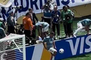 点赞!姆巴佩赛前帮助中暑志愿者 点赞!姆巴佩赛前帮助中暑志愿者