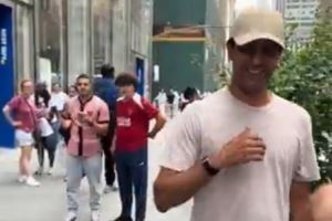 RMC:纳赛尔造访巴黎圣日耳曼纽约旗舰店,现场给球迷送决赛门票 RMC:纳赛尔造访巴黎圣日耳曼纽约旗舰店,现场给球迷送决赛门票