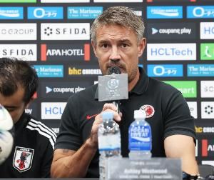 中国香港主帅谈交手国足:会找到方法施压 争取积极进攻并进球 中国香港主帅谈交手国足:会找到方法施压 争取积极进攻并进球