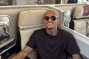 直抵罗马!韦斯利社媒晒出飞机上的照片:🇮🇹💛♥️ 直抵罗马!韦斯利社媒晒出飞机上的照片:🇮🇹💛♥️