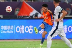 泰山将士们用拼搏的精神收获了胜利的喜悦，我们一起勇往直前！