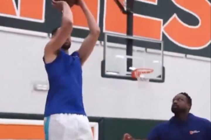 一个在热恋 一个陷出轨丑闻🤫克莱和独行侠新援拉塞尔一同训练 一个在热恋 一个陷出轨丑闻🤫克莱和独行侠新援拉塞尔一同训练