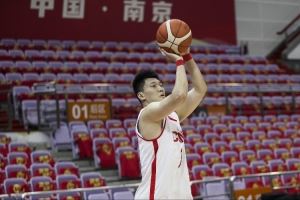 媒体人:雷蒙不占球权能拉开空间&领防 中国男篮需要这样的角色 媒体人:雷蒙不占球权能拉开空间&领防 中国男篮需要这样的角色