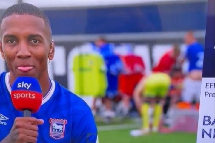 😂40岁阿什利-扬接受采访,身后伊镇队友脱裤子露腚+被打屁股 😂40岁阿什利-扬接受采访,身后伊镇队友脱裤子露腚+被打屁股