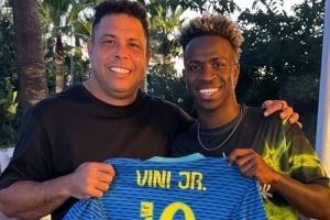 维尼修斯社媒晒同大罗合照,共同手持维尼修斯的巴西10号球衣 维尼修斯社媒晒同大罗合照,共同手持维尼修斯的巴西10号球衣