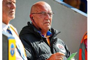 英乙比赛边裁受伤,现场广播急寻有裁判资格的球迷救场 英乙比赛边裁受伤,现场广播急寻有裁判资格的球迷救场