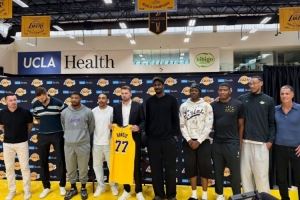 湖人为东契奇举办续约新闻发布会 艾顿斯玛特文森特范德彪等出席 湖人为东契奇举办续约新闻发布会 艾顿斯玛特文森特范德彪等出席