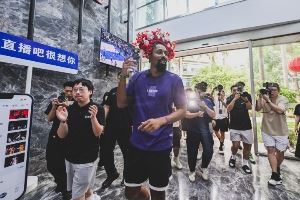 NBA球星丁威迪空降 沉浸式体验闽南文化 学会爱拼才会赢! NBA球星丁威迪空降 沉浸式体验闽南文化 学会爱拼才会赢!