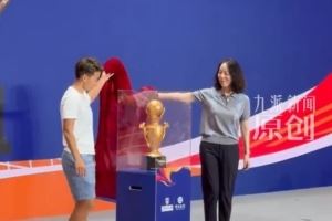 鄂媒:“汉超”联赛新闻通气会举行,王霜为“汉超”奖杯揭幕 鄂媒:“汉超”联赛新闻通气会举行,王霜为“汉超”奖杯揭幕