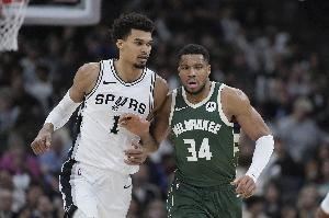 字母哥:超想要文班的第一张新秀卡😍收藏价值将媲美库詹乔 字母哥:超想要文班的第一张新秀卡😍收藏价值将媲美库詹乔