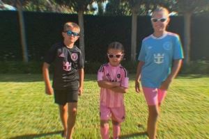 瓦尔迪妻子社媒晒娃,三个孩子都身穿迈阿密国际球衣 瓦尔迪妻子社媒晒娃,三个孩子都身穿迈阿密国际球衣