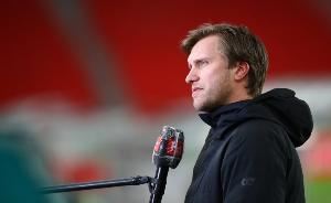 法兰克福CEO谈克罗舍:工作出色的人,迟早会受到大俱乐部关注 法兰克福CEO谈克罗舍:工作出色的人,迟早会受到大俱乐部关注