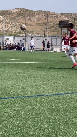 不错的尝试！邝兆镭禁区内接球转身打门，被对方后卫封出