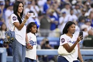 道奇举办科比摇头娃娃之夜💜💛科比小女儿开球+霸气喊话 道奇举办科比摇头娃娃之夜💜💛科比小女儿开球+霸气喊话