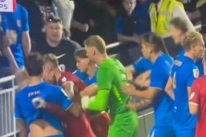 伯明翰回英冠首战变全武行!10多人冲突&球迷被放倒&阿什利扬调停 伯明翰回英冠首战变全武行!10多人冲突&球迷被放倒&阿什利扬调停