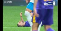 仅踢了28分钟即伤退!阿代米因伤无法坚持比赛,孙铭谦替补登场 仅踢了28分钟即伤退!阿代米因伤无法坚持比赛,孙铭谦替补登场