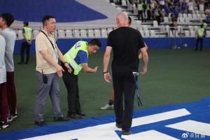 引冲突!穆斯卡特谢场时直接踩申花logo,记者:尊重是一种品格 引冲突!穆斯卡特谢场时直接踩申花logo,记者:尊重是一种品格