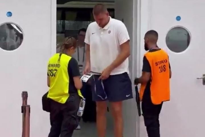 守规矩!约基奇观看热身赛慌忙掏证件😂乖乖等待核验 守规矩!约基奇观看热身赛慌忙掏证件😂乖乖等待核验