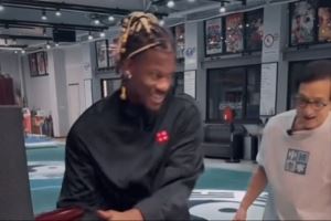 眼睛会了但手和脚还没全会🤣巴特勒中国行 成龙教他打咏春 眼睛会了但手和脚还没全会🤣巴特勒中国行 成龙教他打咏春