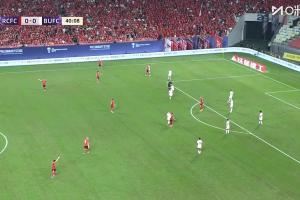 第40分钟,杨明洋争顶被裁判吹罚犯规,蓉城球员纷纷表示不满 第40分钟,杨明洋争顶被裁判吹罚犯规,蓉城球员纷纷表示不满