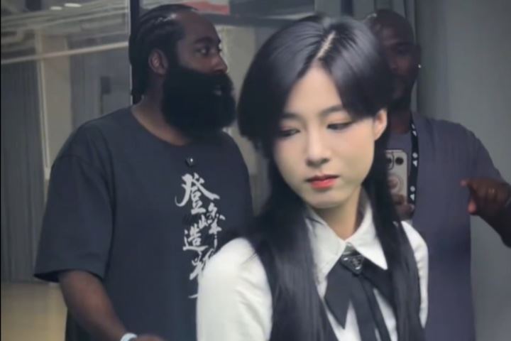 养眼!哈登大战美女台球手王思诺 后者还获赠亲签球鞋 养眼!哈登大战美女台球手王思诺 后者还获赠亲签球鞋