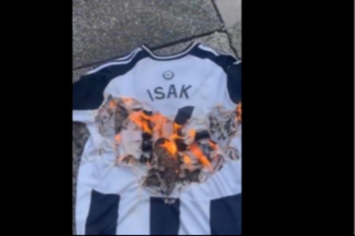 彻底闹翻!纽卡球迷当街燃烧伊萨克球衣 评论区一片叫好&诅咒重伤 彻底闹翻!纽卡球迷当街燃烧伊萨克球衣 评论区一片叫好&诅咒重伤