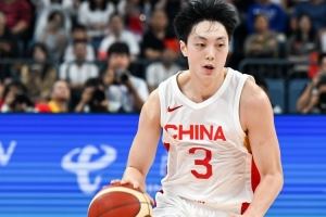 媒体人:胡明轩是有能力的 但有时候不在节奏上 大家不必逮着他喷 媒体人:胡明轩是有能力的 但有时候不在节奏上 大家不必逮着他喷