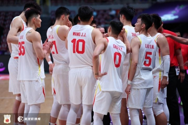 媒体人:中新大战是高大稳健VS矮壮粗暴 我们的胜算是四六开 媒体人:中新大战是高大稳健VS矮壮粗暴 我们的胜算是四六开