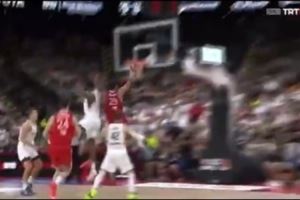 丝滑转身+暴力劈扣!申京持球转身过人突破 直捣黄龙单手炸筐 丝滑转身+暴力劈扣!申京持球转身过人突破 直捣黄龙单手炸筐