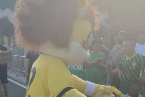 其乐融融!青岛西海岸吉祥物赛前为国安远征球迷送上雪糕 其乐融融!青岛西海岸吉祥物赛前为国安远征球迷送上雪糕