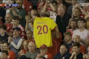 悼念若塔,比赛第20分钟安菲尔德全场观众鼓掌 悼念若塔,比赛第20分钟安菲尔德全场观众鼓掌