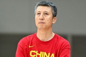 媒体人:中国男篮太局限于上线了 罚球线少个策应人找后门 媒体人:中国男篮太局限于上线了 罚球线少个策应人找后门