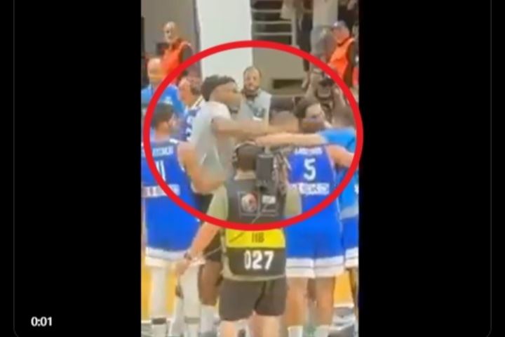 富尼耶@被字母哥打的现队友:下赛季你不听我话 我就这样扇你 富尼耶@被字母哥打的现队友:下赛季你不听我话 我就这样扇你