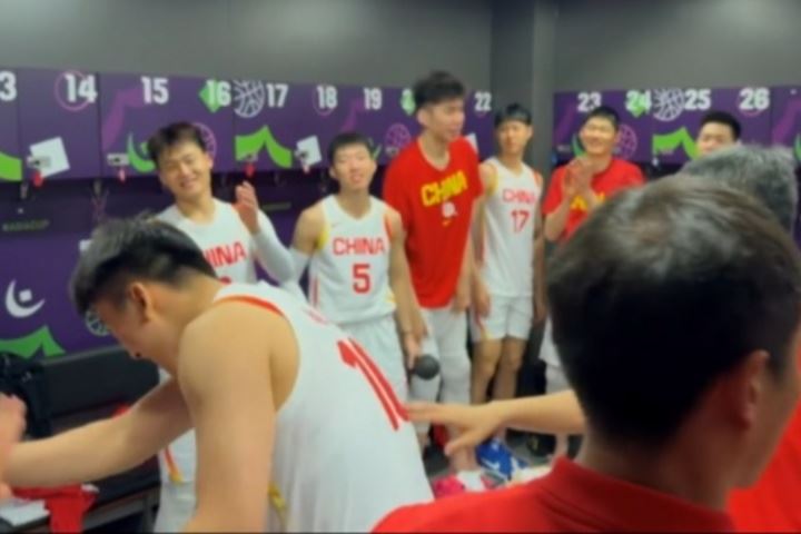 真棒!决赛加油~中国男篮淘汰新西兰 赛后更衣室变成欢乐的海洋 真棒!决赛加油~中国男篮淘汰新西兰 赛后更衣室变成欢乐的海洋