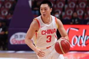 媒体人:胡明轩有时状态不稳是事实 但很多时候都是最能打硬仗的 媒体人:胡明轩有时状态不稳是事实 但很多时候都是最能打硬仗的