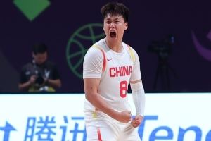 周琦:赵睿在不断进化 打球更合理 他给球队增添了更多的可能性 周琦:赵睿在不断进化 打球更合理 他给球队增添了更多的可能性