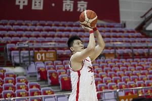 媒体人:雷蒙用头蹭对方的脸 是经验的体现 他在尝试干扰对手情绪 媒体人:雷蒙用头蹭对方的脸 是经验的体现 他在尝试干扰对手情绪