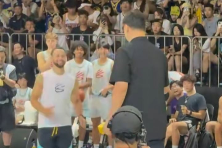 给足尊重!库里笑着一路小跑过去和姚明握手致意 给足尊重!库里笑着一路小跑过去和姚明握手致意