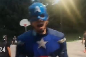 球场惊现“美国队长”!扣篮低位三分无所不能 美队同款盾牌亮了 球场惊现“美国队长”!扣篮低位三分无所不能 美队同款盾牌亮了