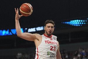 纯降维打击!申京有攻有传游刃有余 半场高效贡献9分6板4助1帽 纯降维打击!申京有攻有传游刃有余 半场高效贡献9分6板4助1帽