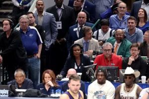 真贴脸开大!一球迷和哈里森问好握手 对其大喊:我们TMD仍然恨你 真贴脸开大!一球迷和哈里森问好握手 对其大喊:我们TMD仍然恨你