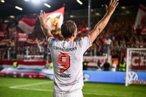 凯恩晒照回顾8月:吃吃喝喝打高尔夫,顺便来个帽子戏法 凯恩晒照回顾8月:吃吃喝喝打高尔夫,顺便来个帽子戏法