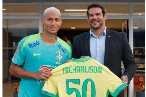 理查利森晒纪念球衣:为巴西出战50场比赛,还有更多历史等待书写 理查利森晒纪念球衣:为巴西出战50场比赛,还有更多历史等待书写