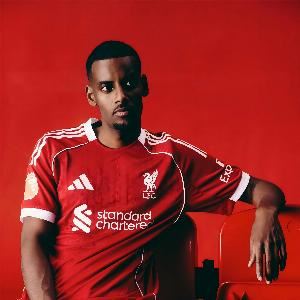 萨哈:伊萨克的踢球风格很像亨利,但他的头球能力比亨利更出色 萨哈:伊萨克的踢球风格很像亨利,但他的头球能力比亨利更出色