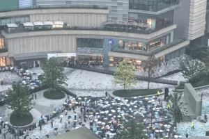 风雨无阻!成都突降暴雨 球迷仍冒雨在詹姆斯中国行活动现场等候 风雨无阻!成都突降暴雨 球迷仍冒雨在詹姆斯中国行活动现场等候