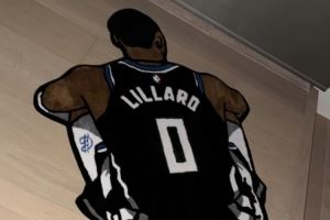 心情如图!利拉德更新社媒晒出自己受伤时坐在球场上的图片 心情如图!利拉德更新社媒晒出自己受伤时坐在球场上的图片