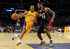 霍华德谈詹科:综合来说詹姆斯更出色 但关键时刻我会把球给科比 霍华德谈詹科:综合来说詹姆斯更出色 但关键时刻我会把球给科比